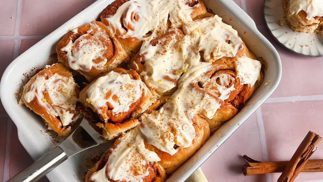 Fluffige Zimtschnecken aus Hefeteig mit Zimtfüllung und cremigem Frosting in einer Auflaufform. - Foto: LECKER @ Bauer Media Group / Anne Kurz Fluffige Zimtschnecken aus Hefeteig mit Zimtfüllung und cremigem Frosting in einer Auflaufform. - Foto: LECKER @ Bauer Media Group / Anne Kurz