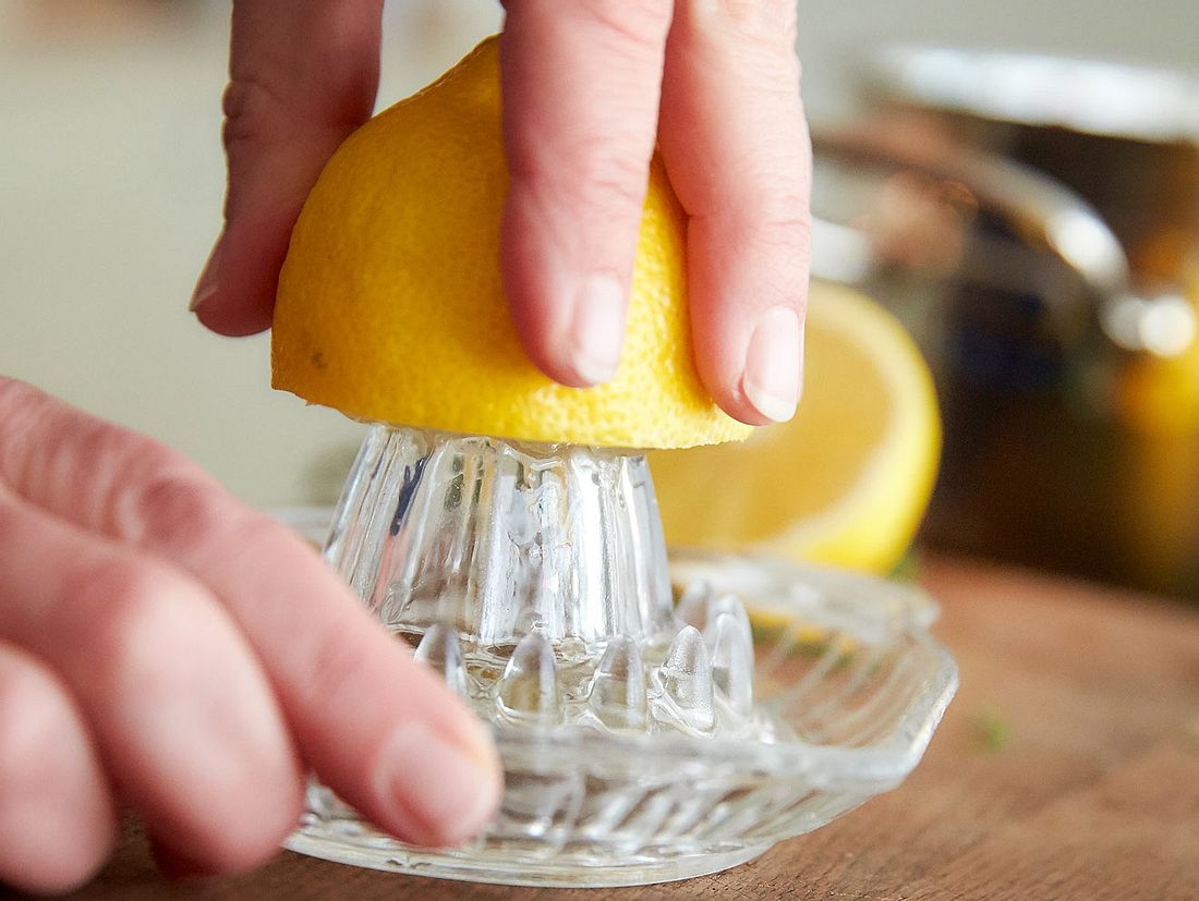 Wie Viel Ml Ist Eine Halbe Zitrone Warum ist Zitronenwasser so gesund? | LECKER