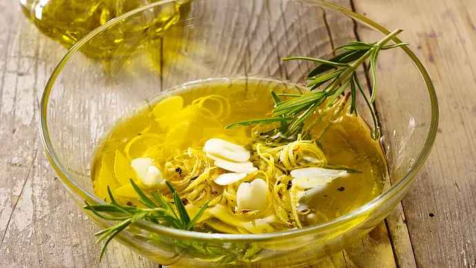 Zitrone-Knoblauch-Rosmarin Grillmarinade Rezept - Foto: LECKER @ Bauer Media Group