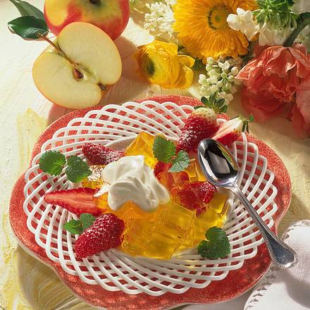Zitronen-Apfelgelee mit frischen Erdbeeren Rezept Zitronen-Apfelgelee mit frischen Erdbeeren Rezept