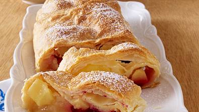 Zitronen-Apfelstrudel mit Kirschen Rezept - Foto: LECKER @ Bauer Media Group