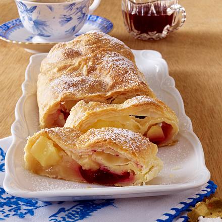 Zitronen-Apfelstrudel mit Kirschen Rezept Zitronen-Apfelstrudel mit Kirschen Rezept