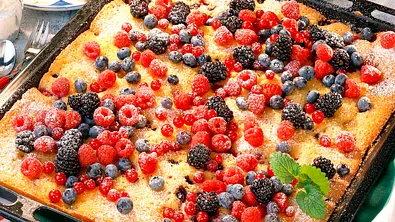 Zitronen-Blechkuchen mit Früchten Rezept - Foto: LECKER @ Bauer Media Group