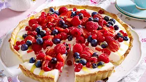 Zitronen-Buttermilch-Tarte mit gemischten Beeren Rezept - Foto: LECKER @ Bauer Media Group Zitronen-Buttermilch-Tarte mit gemischten Beeren Rezept - Foto: LECKER @ Bauer Media Group