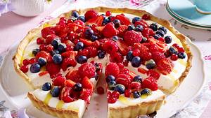 Zitronen-Buttermilch-Tarte mit gemischten Beeren Rezept - Foto: House of Food / Bauer Food Experts KG