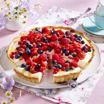 Zitronen-Buttermilch-Tarte mit gemischten Beeren Rezept Zitronen-Buttermilch-Tarte mit gemischten Beeren Rezept