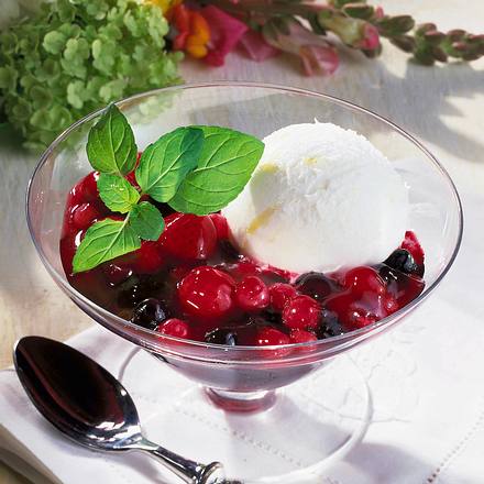 Zitronen-Eis mit Beerengrütze Rezept Zitronen-Eis mit Beerengrütze Rezept