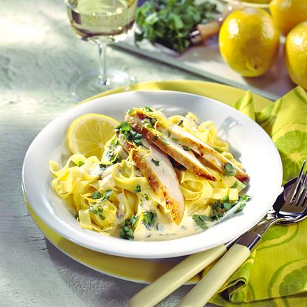 Zitronen-Hähnchen auf Nudeln Rezept Zitronen-Hähnchen auf Nudeln Rezept