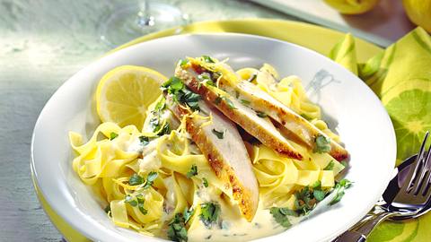 Zitronen-Hähnchen auf Nudeln Rezept - Foto: House of Food / Bauer Food Experts KG