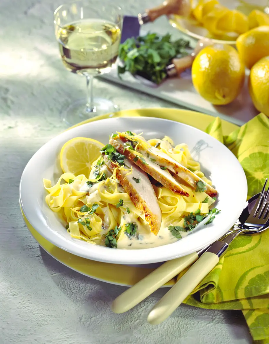 Zitronen-Hähnchen auf Nudeln Rezept Zitronen-Hähnchen auf Nudeln Rezept