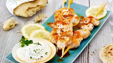 Zitronen-Hähnchen-Spieße mit Fladenbrot Rezept - Foto: LECKER @ Bauer Media Group