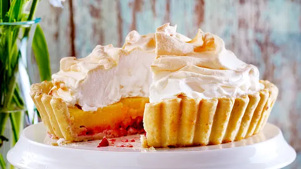 Zitronen-Himbeer-Baiser-Tarte auf Etagere - Foto: LECKER @ Bauer Media Group Zitronen-Himbeer-Baiser-Tarte auf Etagere - Foto: LECKER @ Bauer Media Group