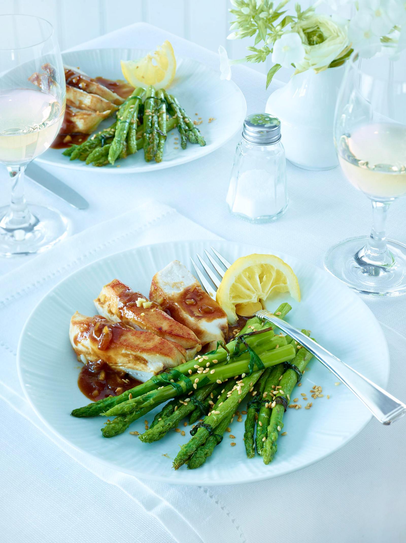 Zitronen-Ingwer Huhn mit gebratenem grünem Spargel Rezept | LECKER