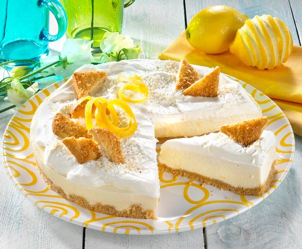 Zitronen-Joghurt-Torte mit Kokos Rezept Zitronen-Joghurt-Torte mit Kokos Rezept