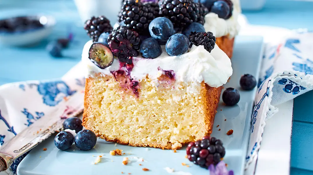 Zitronen-Kastenkuchen mit Heidelbeeren und Brombeeren Rezept - Foto: LECKER @ Bauer Media Group Zitronen-Kastenkuchen mit Heidelbeeren und Brombeeren Rezept - Foto: LECKER @ Bauer Media Group