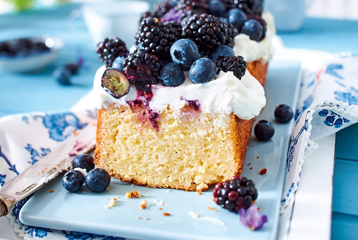 Zitronen-Kastenkuchen mit Heidelbeeren und Brombeeren Rezept