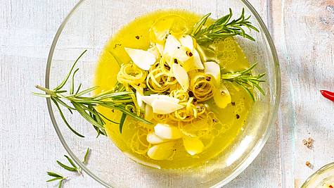 Zitrone-Knoblauch-Grillmarinade mit Rosmarin Rezept - Foto: House of Food / Bauer Food Experts KG