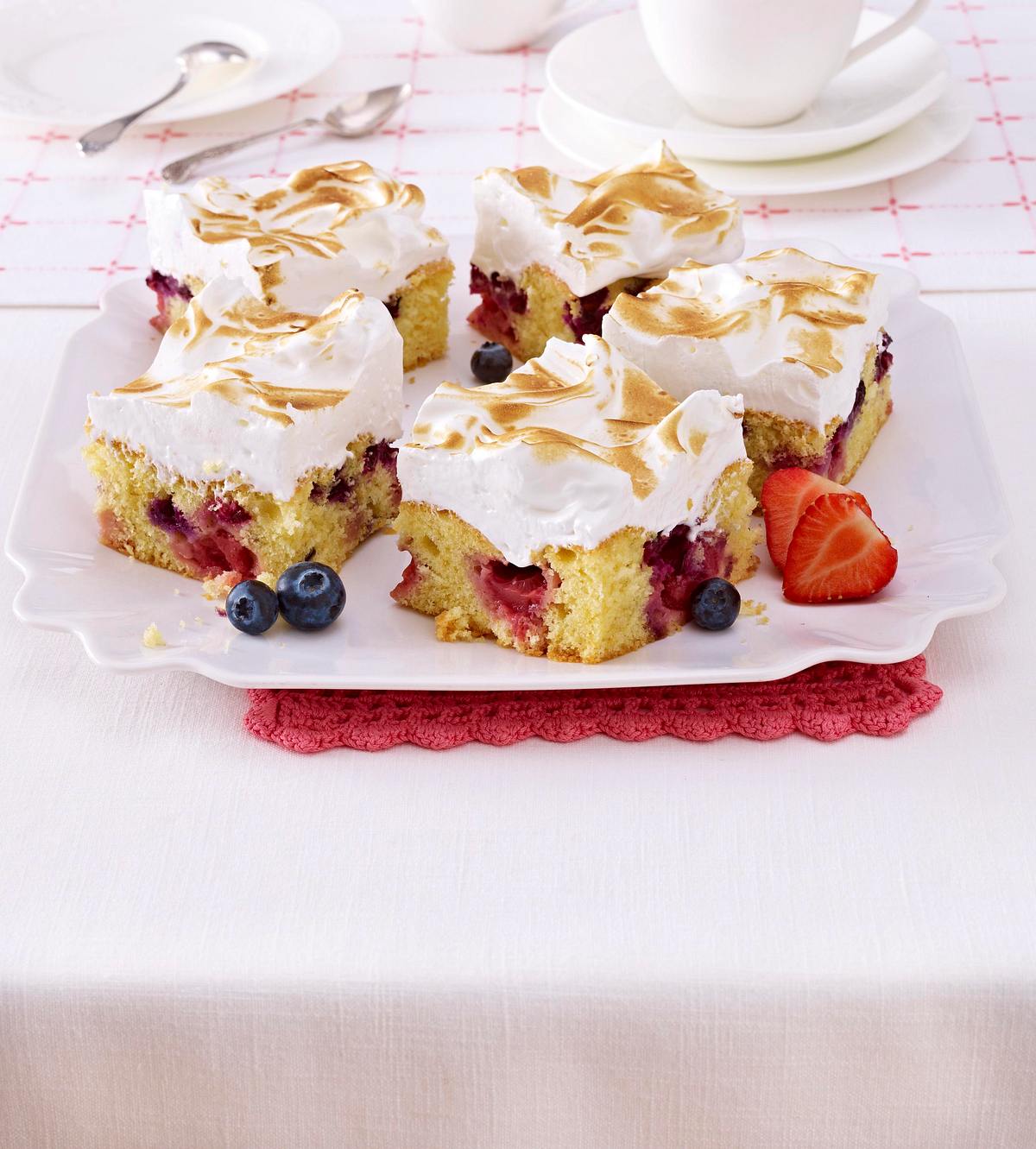 Zitronen-Kuchen mit Erdbeeren und Blaubeeren Rezept