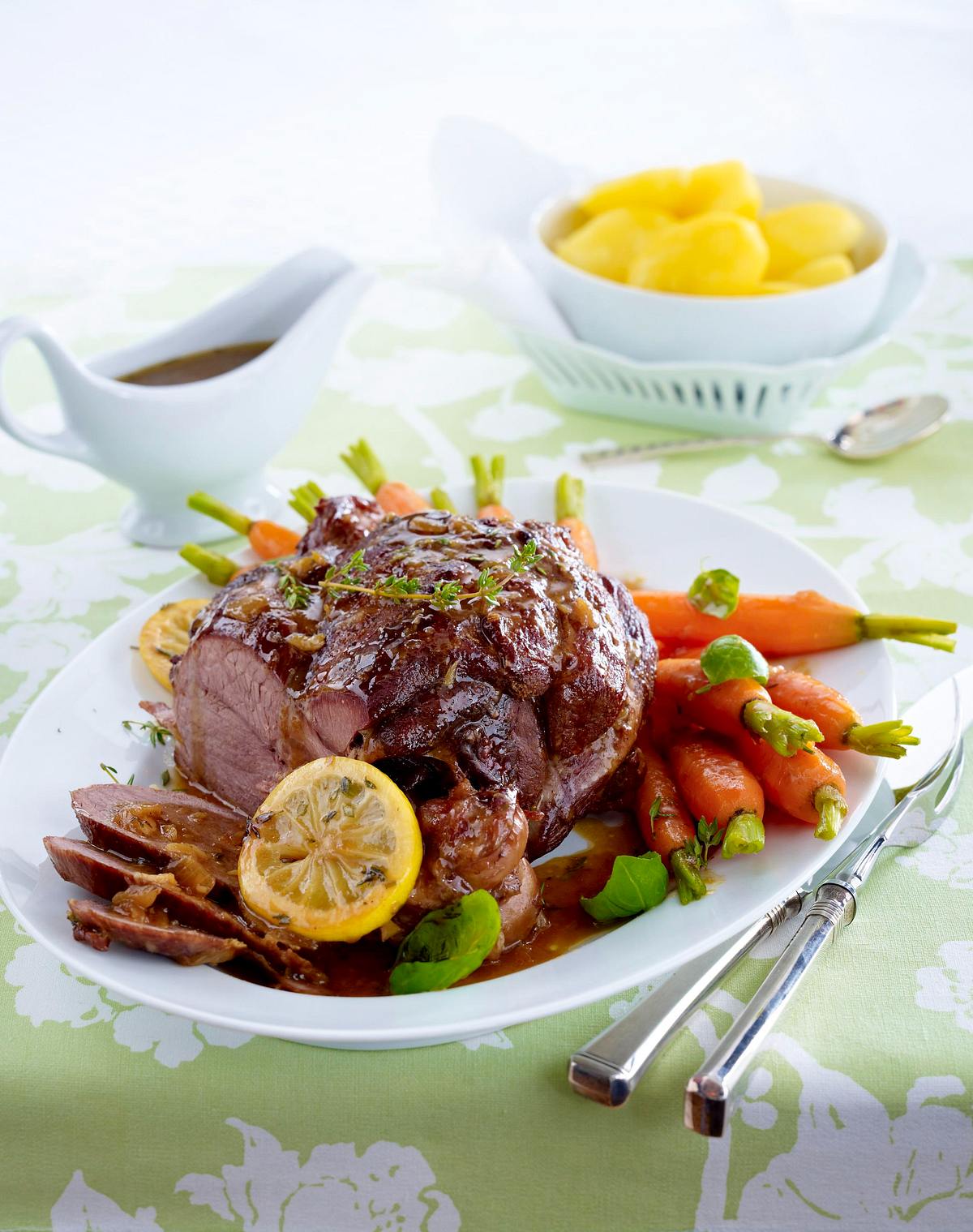 Zitronen-Lammkeule mit Basilikum-Möhren Rezept