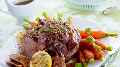Zitronen-Lammkeule mit Basilikum-Möhren Rezept - Foto: LECKER @ Bauer Media Group