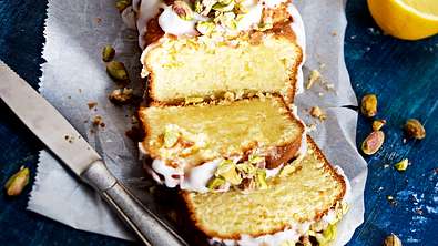 Zitronen-Mascarpone-Kuchen mit Zuckerguss und gesalzenen Pistazien Rezept - Foto: LECKER @ Bauer Media Group