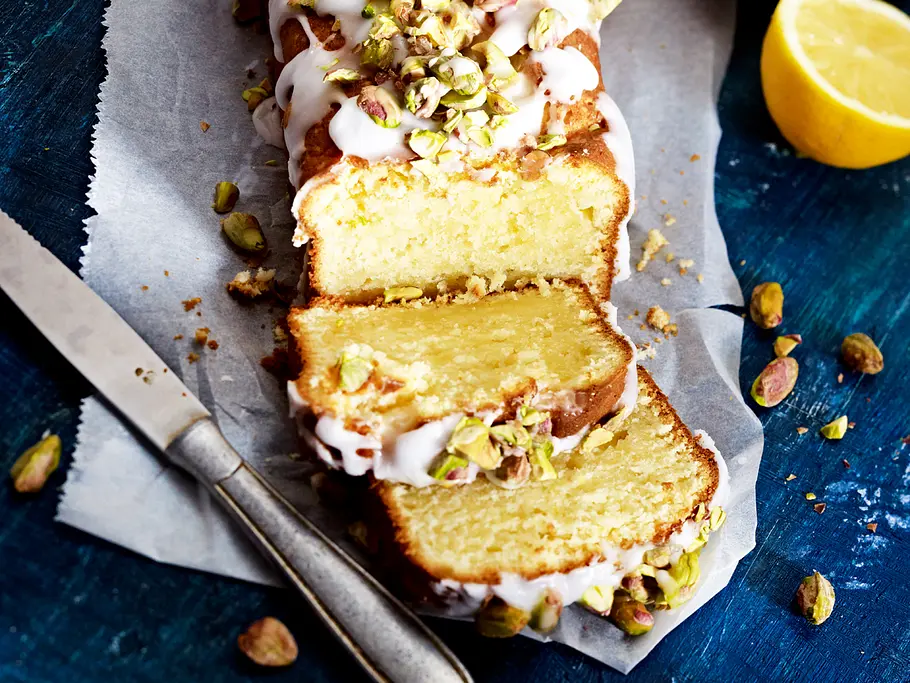 Zitronen-Mascarpone-Kuchen mit Zuckerguss und gesalzenen Pistazien Rezept