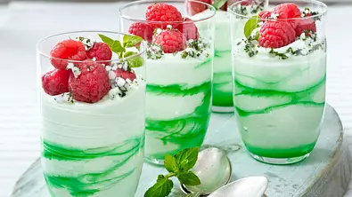 Zitronen-Minzcreme mit Himbeeren Rezept - Foto: LECKER @ Bauer Media Group