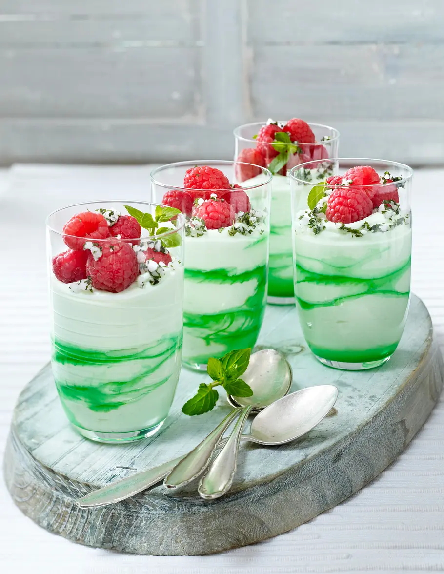 Zitronen-Minzcreme mit Himbeeren Rezept