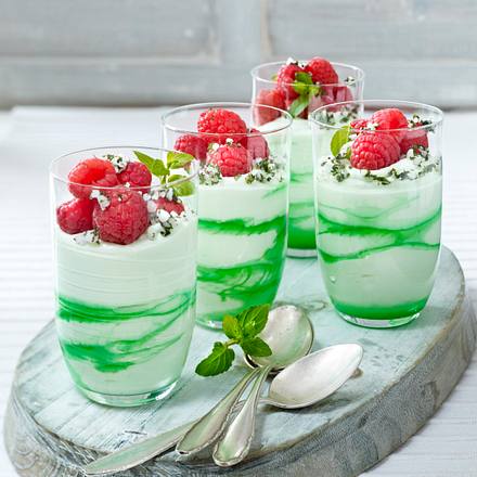 Zitronen-Minzcreme mit Himbeeren Rezept Zitronen-Minzcreme mit Himbeeren Rezept