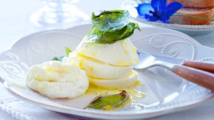 Zitronen-Mozzarella und gebratenes Basilikum Rezept - Foto: House of Food / Bauer Food Experts KG