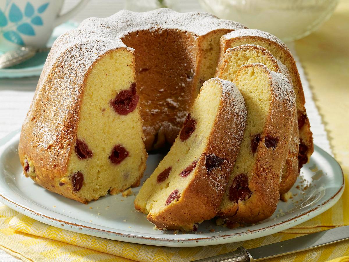 Zitronen-Napfkuchen mit Kirschen Rezept