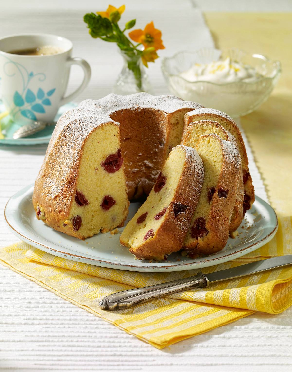 Zitronen-Napfkuchen mit Kirschen Rezept