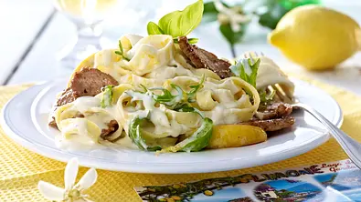 Zitronen-Pasta mit Schweinemedaillons Rezept - Foto: LECKER @ Bauer Media Group