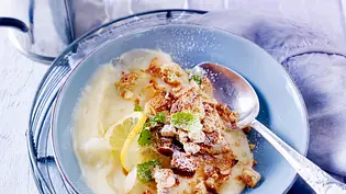 Zitronen-Pudding mit Cantuccini-Mandel-Crunch - Foto: LECKER @ Bauer Media Group Zitronen-Pudding mit Cantuccini-Mandel-Crunch - Foto: LECKER @ Bauer Media Group