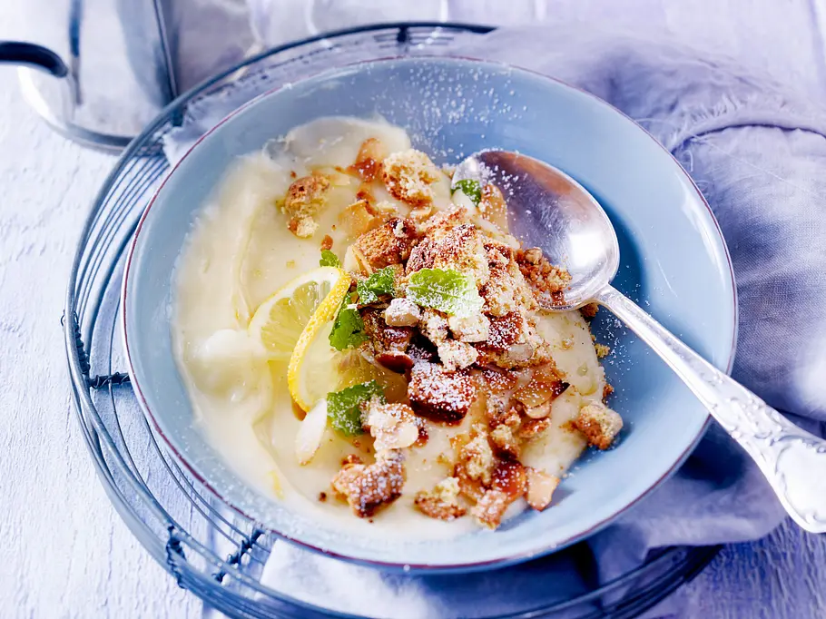 Zitronen-Pudding mit Cantuccini-Crunch und Mandeln