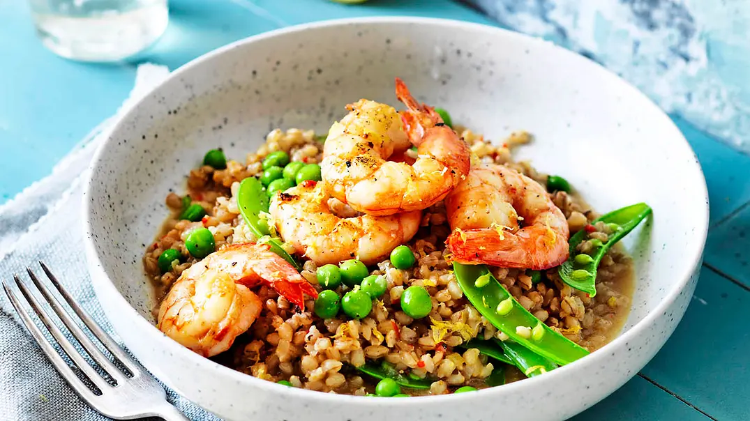 Zitronen-Shrimps auf Gemüse-Graupen Rezept - Foto: LECKER @ Bauer Media Group Zitronen-Shrimps auf Gemüse-Graupen Rezept - Foto: LECKER @ Bauer Media Group