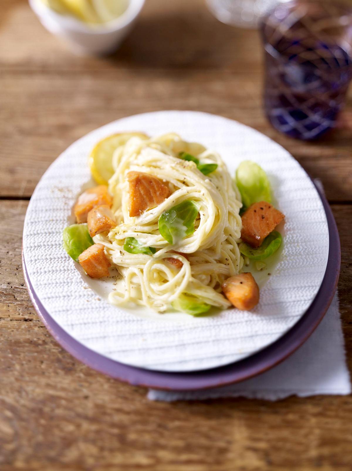 Zitronen-Spaghetti mit Lachs und Rosenkohl Rezept