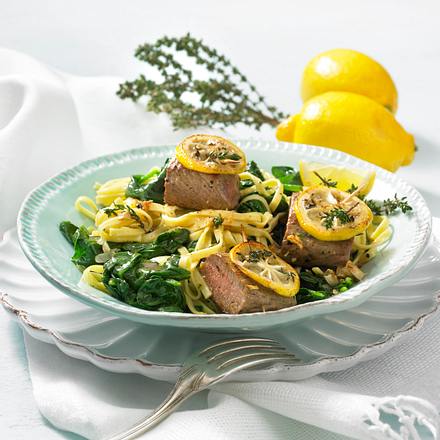 Zitronen-Spinat zu feinen Bandnudeln und Lammlachse Rezept