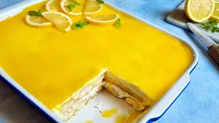 Zitronen-Tiramisu mit gelben Lemon Curd-Topping in einer großen Auflaufform serviert. - Foto: LECKER @ Bauer Media Group / Max Bergmann Zitronen-Tiramisu mit gelben Lemon Curd-Topping in einer großen Auflaufform serviert. - Foto: LECKER @ Bauer Media Group / Max Bergmann