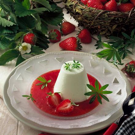 Zitronen-Weincreme auf Erdbeerpüree Rezept Zitronen-Weincreme auf Erdbeerpüree Rezept