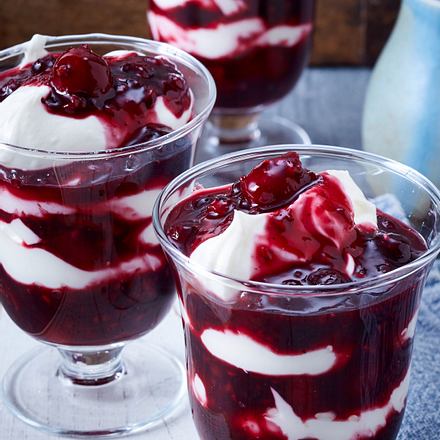 Zitronencreme mit Beerencocktail Rezept Zitronencreme mit Beerencocktail Rezept