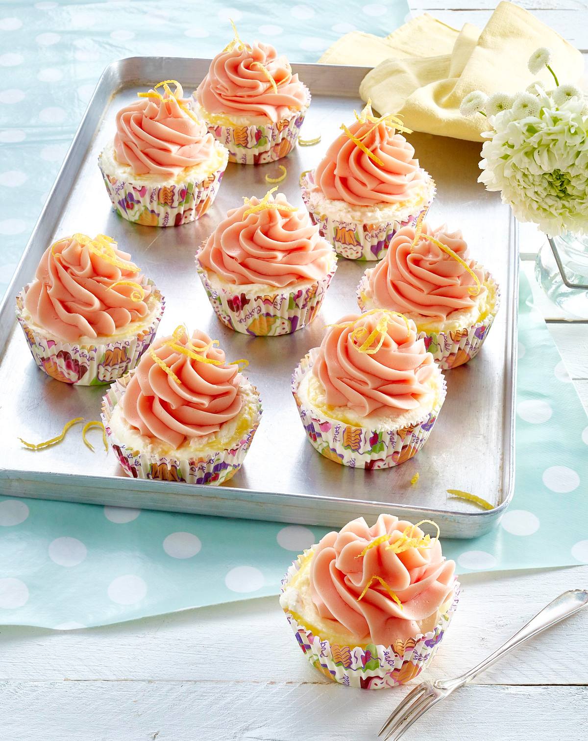 Zitroneneis-Cupcakes mit Erdbeersoße Rezept