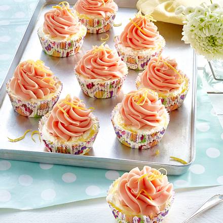 Zitroneneis-Cupcakes mit Erdbeersoße Rezept Zitroneneis-Cupcakes mit Erdbeersoße Rezept