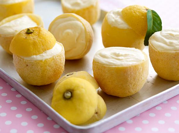 Zitroneneis in der Zitrone Rezept Zitroneneis in der Zitrone Rezept