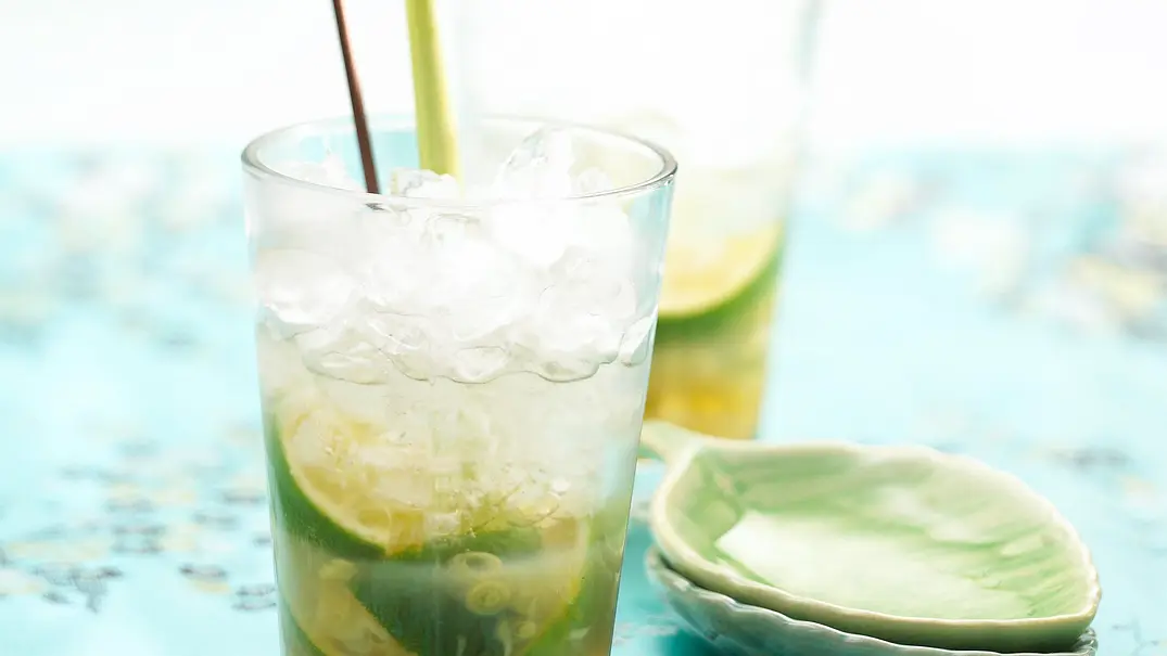 Zitronengras-Caipirinha Rezept - Foto: LECKER @ Bauer Media Group Zitronengras-Caipirinha Rezept - Foto: LECKER @ Bauer Media Group