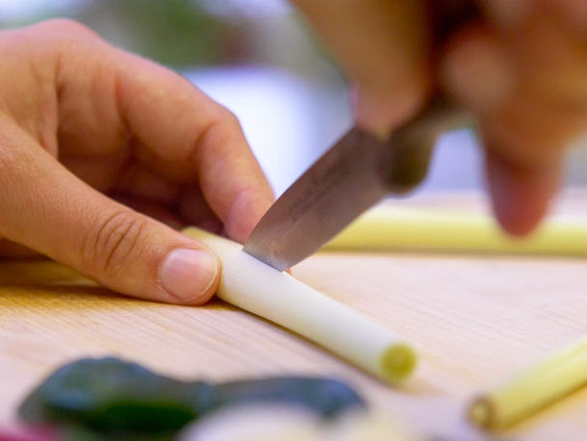 Zitronengras für das Hähnchen-Curry längs einschneiden