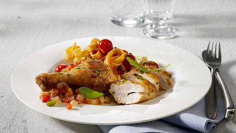 Zitronenhuhn mit Gemüse und leichten Tomaten-Ingwer-Nudeln (Promi-Rezept) Rezept - Foto: House of Food / Bauer Food Experts KG