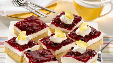 Zitronenkuchen mit Quark-Sahne und Roter Grütze Rezept - Foto: Maass