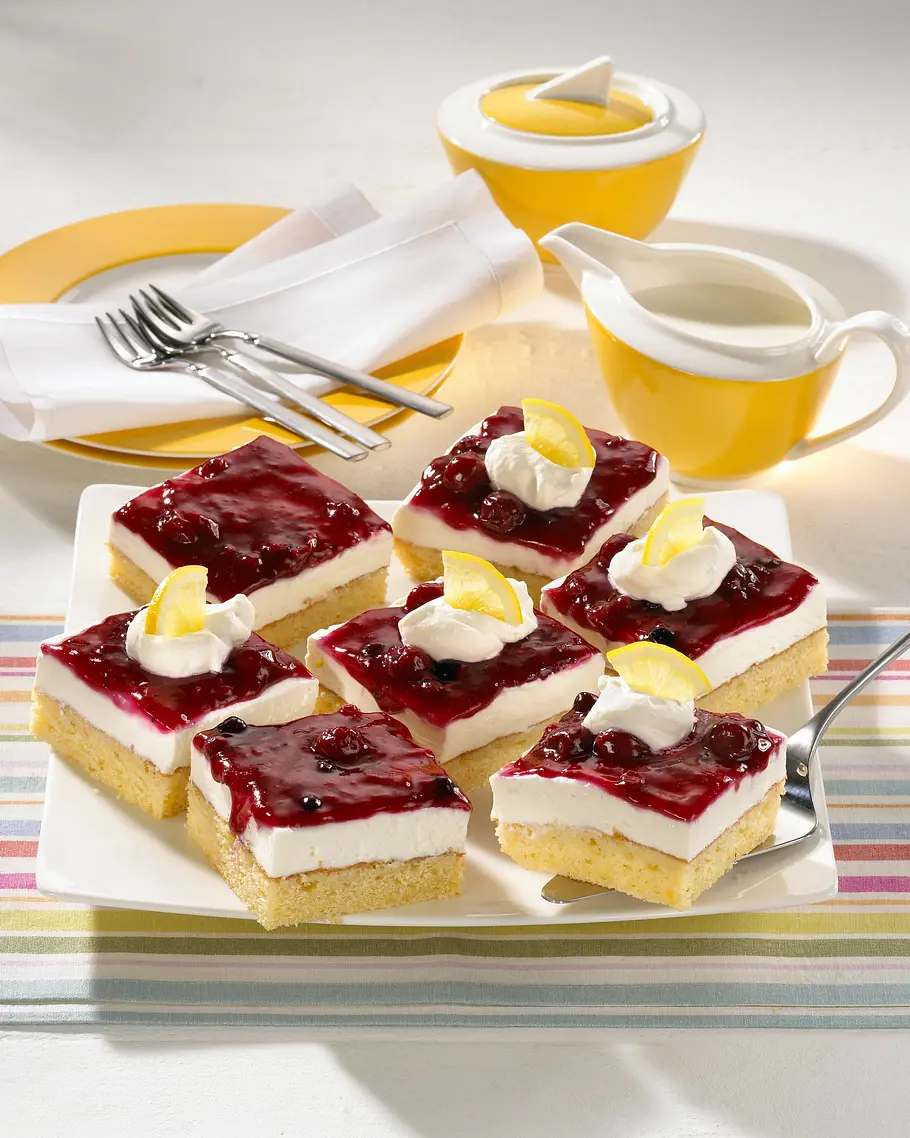 Zitronenkuchen mit Quark-Sahne und Roter Grütze Rezept Zitronenkuchen mit Quark-Sahne und Roter Grütze Rezept