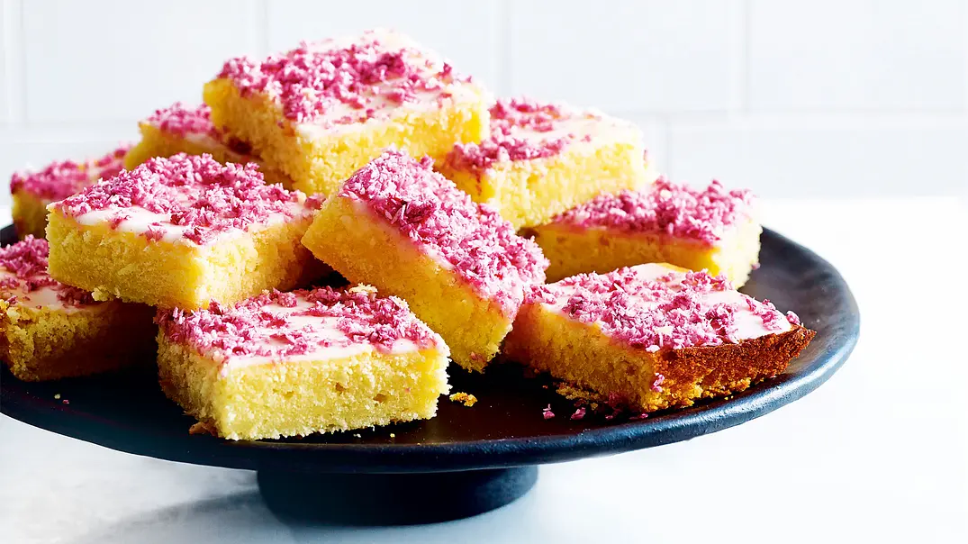Zitronenkuchen vom Blech mit beerigen Kokosraspeln Rezept - Foto: LECKER @ Bauer Media Group Zitronenkuchen vom Blech mit beerigen Kokosraspeln Rezept - Foto: LECKER @ Bauer Media Group